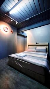 Dalin新橙居的一间卧室,卧室内配有一张大床