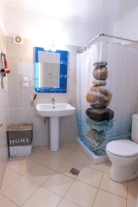 卢科沃Duka's House的浴室配有盥洗盆、卫生间和淋浴。