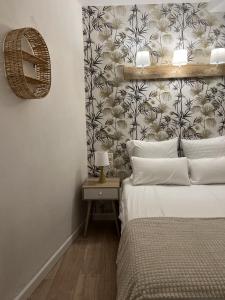 佩皮尼昂Perpignan Vauban magnifique T2 avec balcon的一间卧室配有床和壁纸墙