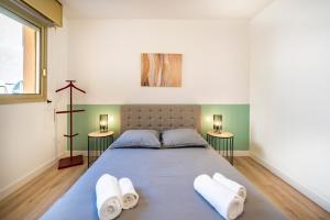博索莱伊50m de Monaco, Grimaldi forum, Larvotto Beach - AI的一间卧室配有一张大床和毛巾