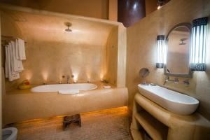 马拉喀什MAISON MK Adults ONLY - Music Riad的带浴缸和盥洗盆的大浴室