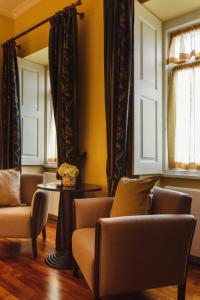 弗雷蒙德Glicínia Boutique Hotel的客厅配有两把椅子和一张桌子