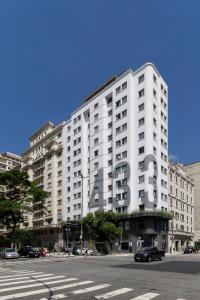 圣保罗Hotel Centro 433的一座白色的大建筑,上面写着酒店字