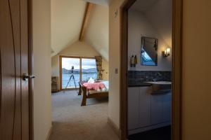 波特里Shore Cottage Isle of Skye的一间带水槽的浴室和一张位于客房内的床