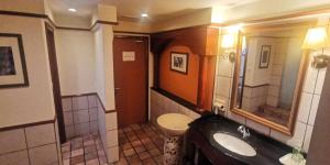 波德申Water Chalet or Premium Tower Seaview Port Dickson , Private Room的一间带水槽和卫生间的浴室