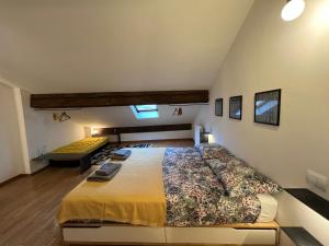 博洛尼亚Accanto alla piazza的一间卧室,卧室内配有一张大床