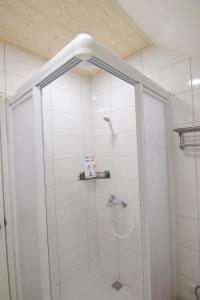 台南香草居二号房的浴室里设有玻璃门淋浴