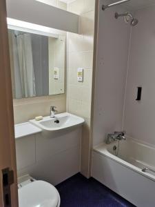 Thurrock Hotel M25 Services的一间浴室