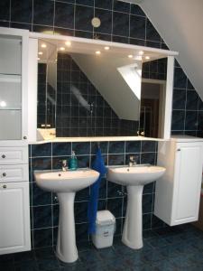 GyőrújbarátJóbor Vendégház的一间带两个盥洗盆和大镜子的浴室