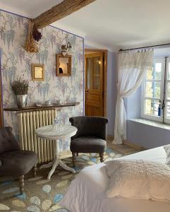 戈尔德马斯德拉博美旅馆的卧室配有一张床和一张桌子及椅子