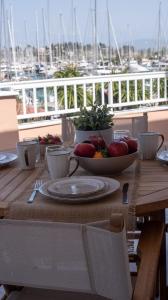 康托卡利Christina's apartment的阳台上的木桌和一碗水果