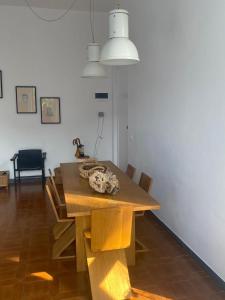 博纳索拉Aurea Bonassola的一间带木桌和椅子的用餐室