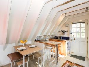 科舍姆Blue Bell的厨房拥有白色的墙壁和木制桌椅