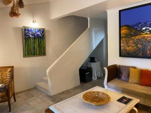 戈尔德马斯德拉博美旅馆的带沙发和楼梯的客厅
