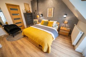 Saint-AyLA CORMELLERIE的一间卧室配有一张黄色毯子床