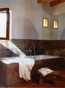 Ortigosa del MonteLas Casas del Palomar I & II的带浴缸和水槽的浴室