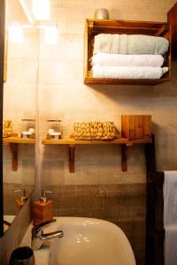 Farelos de BaixoParaíso dos Avós的带浴缸、水槽和毛巾的浴室