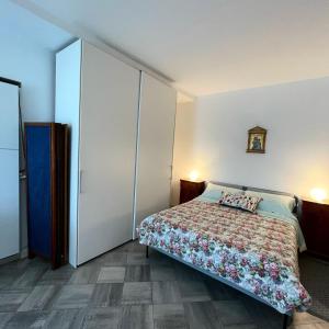 圣马力诺Casali appartamento的一间卧室配有一张床和一个大衣柜