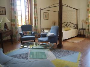 Juvigny-sur-MarneChateau de Juvigny的客厅配有床和桌椅