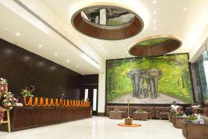 AmbikāpurHOTEL MAKHAN VIHAR的大堂墙上挂着大象的画作