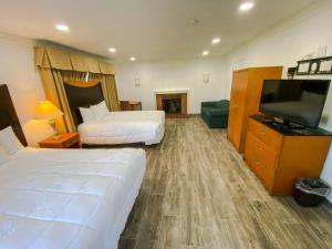 圣巴巴拉城市和乡村旅馆的酒店客房设有两张床和一台平面电视。