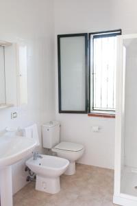 圣亚加塔·迪·米利特Rosmarino Park的白色的浴室设有卫生间和水槽。