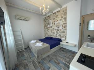 纳克索乔拉BURGOS BARRIO的一间卧室配有蓝色的床和水槽