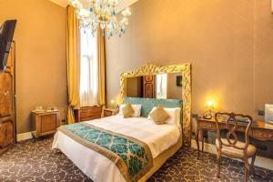 佩萨罗宫殿酒店客房内的一张或多张床位