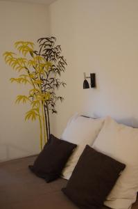 安热尔桑新月住宿加早餐酒店的一张带两个枕头的床和一个室内植物