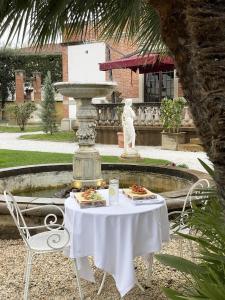 比萨The Rif - Boutique Hotel的一张桌子,上面放着两盘食物和一个喷泉