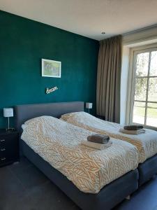 BelfeldJaegershoes的一间卧室设有一张床和绿色的墙壁