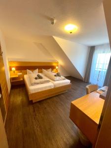 马克多夫Landgasthof Linde Hepbach, Hotel & Restaurant的阁楼上的卧室配有两张床