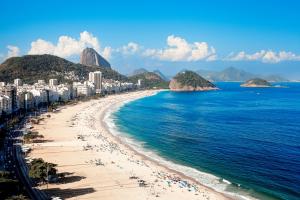里约热内卢里奥安托宫殿酒店的享有海滩、建筑和大海的景色