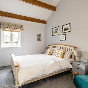 斯基普顿Old Hall Croft Barn的卧室设有一张白色大床和一扇窗户。