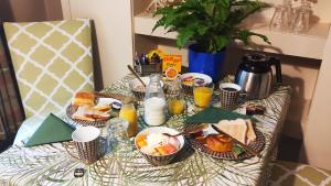 拉姆西Richmond Lane Guest House - AA Accredited的餐桌上摆放着早餐食品和橙汁