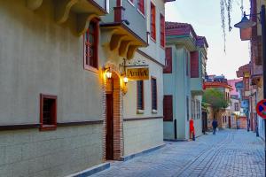 安塔利亚阿特尔亚艺术酒店的一座城市中一条鹅卵石街道,有一座建筑