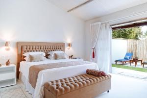 莫雷雷Pousada Boutique Coco Bambu Morere的白色卧室设有一张大床和一张沙发