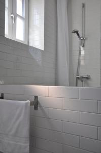 华沙Best Rest Warszawa Stare Miasto的带淋浴和浴缸的白色浴室