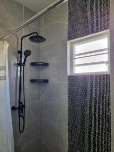 瓦利Bel Ti Plas的带淋浴的浴室和窗户
