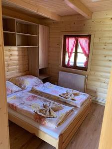 BojnáRanč pod Babicou的小木屋内一间卧室,配有两张床
