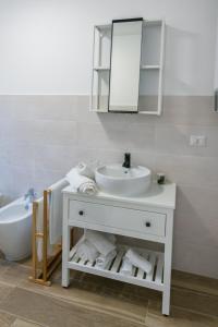 马蒂纳塔Gargano Country House I的浴室配有盥洗盆、镜子和浴缸