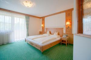 瓦兹蓝哈古酒店的一间卧室设有一张床和一个大窗户