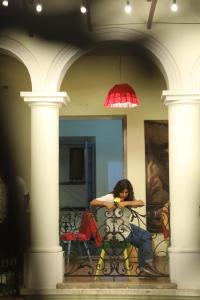 塔里哈Hostel Cultural Pata y Perro的坐在一个房间里桌子上的女人