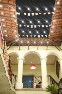 塔里哈Hostel Cultural Pata y Perro的享有带灯顶的建筑景致