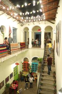 塔里哈Hostel Cultural Pata y Perro的一群人走在一座建筑的楼梯上