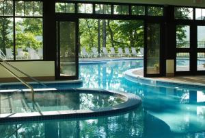 Roanoke斯通沃尔度假酒店的大楼内带椅子的游泳池