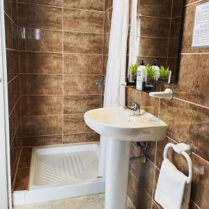 帕尔马海滩巴利阿里群岛旅馆的浴室配有盥洗盆和浴缸。