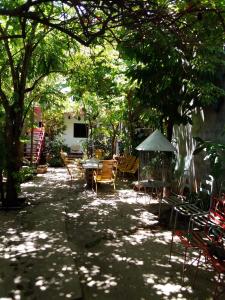 格拉纳达Museito de Carlos的庭院配有桌椅和树木