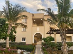 阿卜杜勒国王经济城Maqeela Luxury Studio的一座棕榈树大房子前面