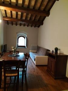 贝瓦尼亚Casa Vacanze del Console的客厅配有桌子和沙发